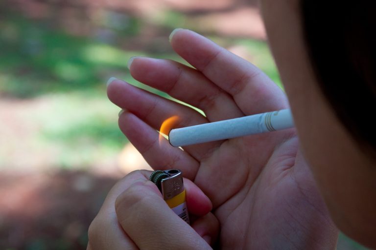 USO DO CIGARRO NO AMBIENTE DE TRABALHO – É PROIBIDO?