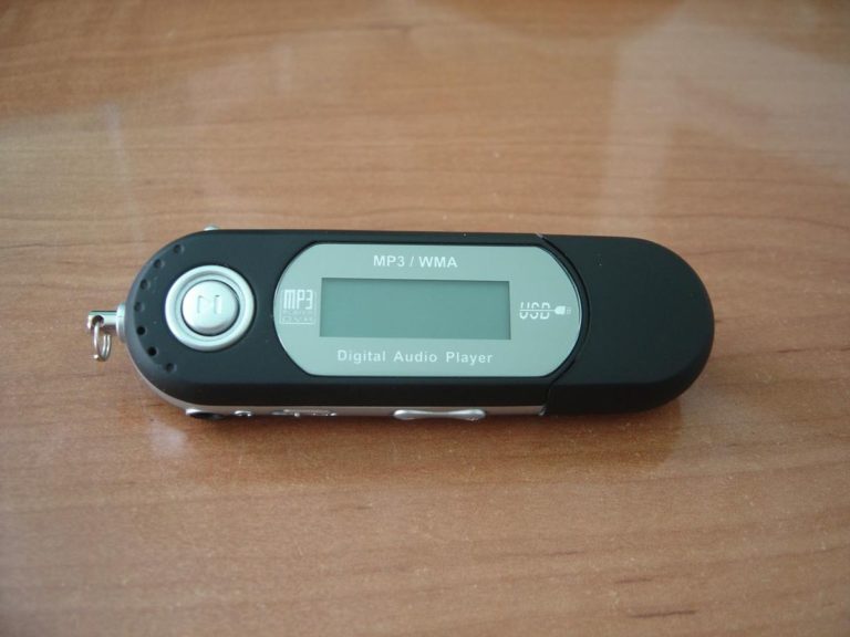 HÁBITOS AUDITIVOS DE ADOLESCENTES COM MP3 PLAYER