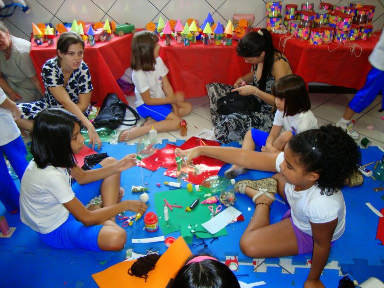 A ARTE DE APRENDER ATRAVÉS DOS BRINQUEDOS E BRINCADEIRAS