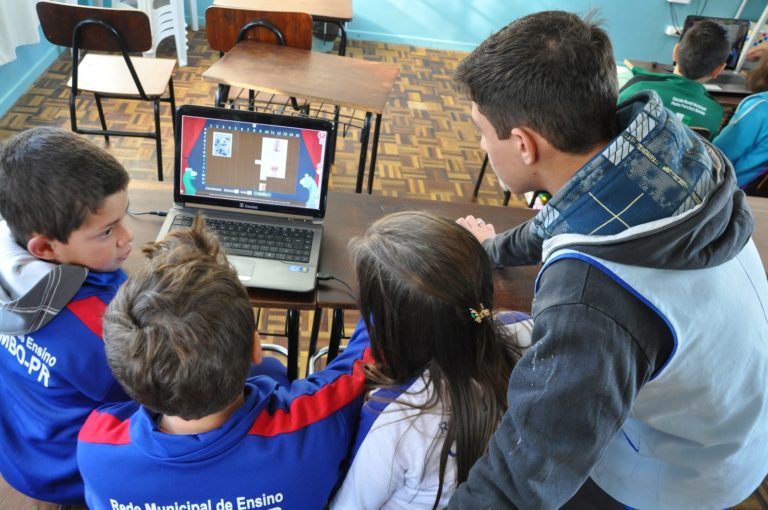 A INFORMÁTICA EDUCATIVA NAS ESCOLAS RURAIS
