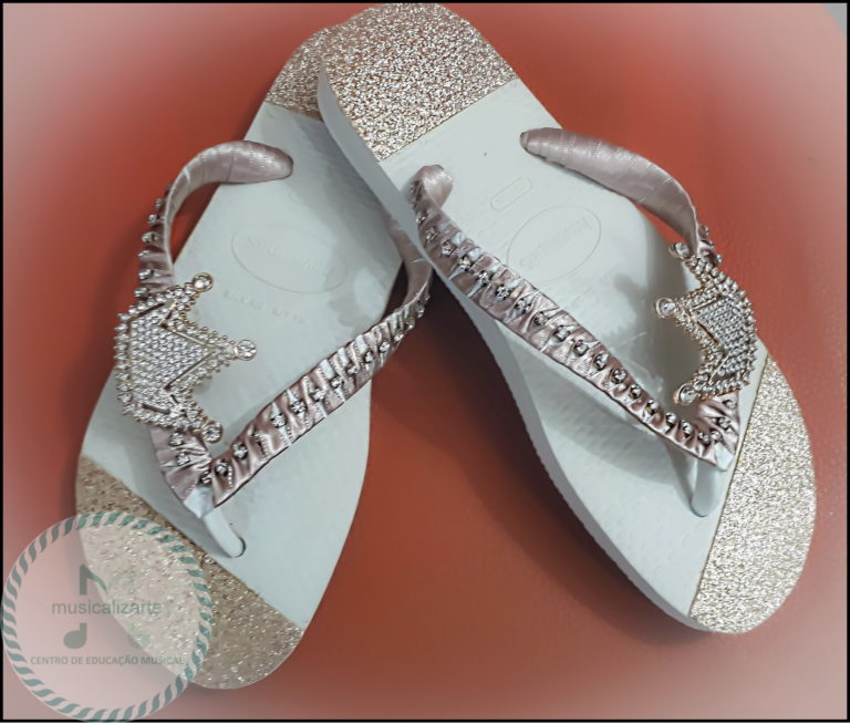 HAVAIANAS – COM O PÉ DE FORA