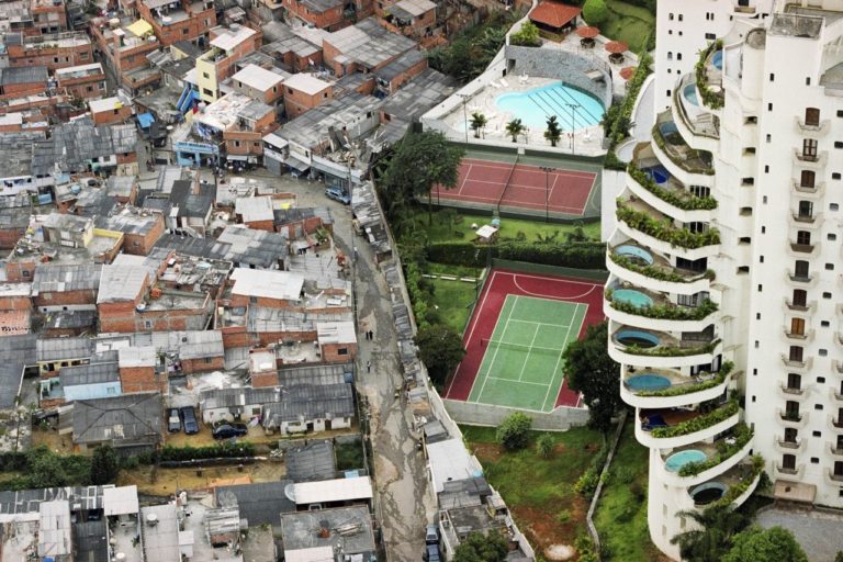 SOBRE RICOS E POBRES