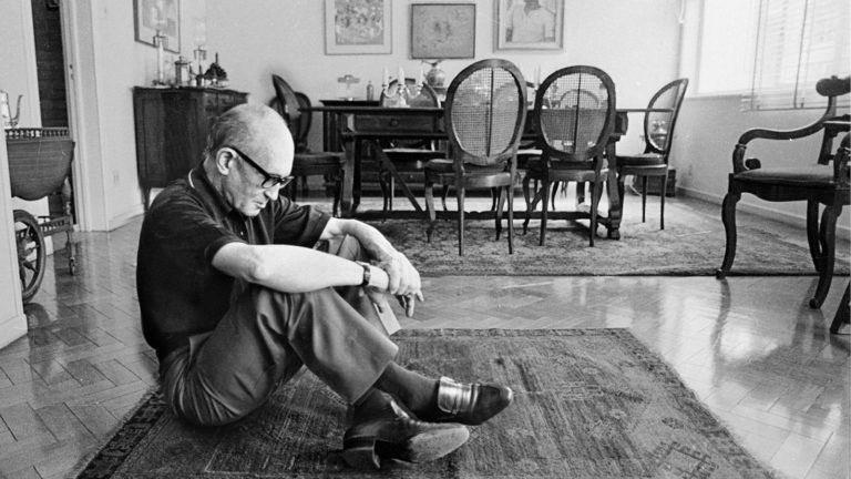 Análise do Poema “Ser” de Carlos Drummond de Andrade